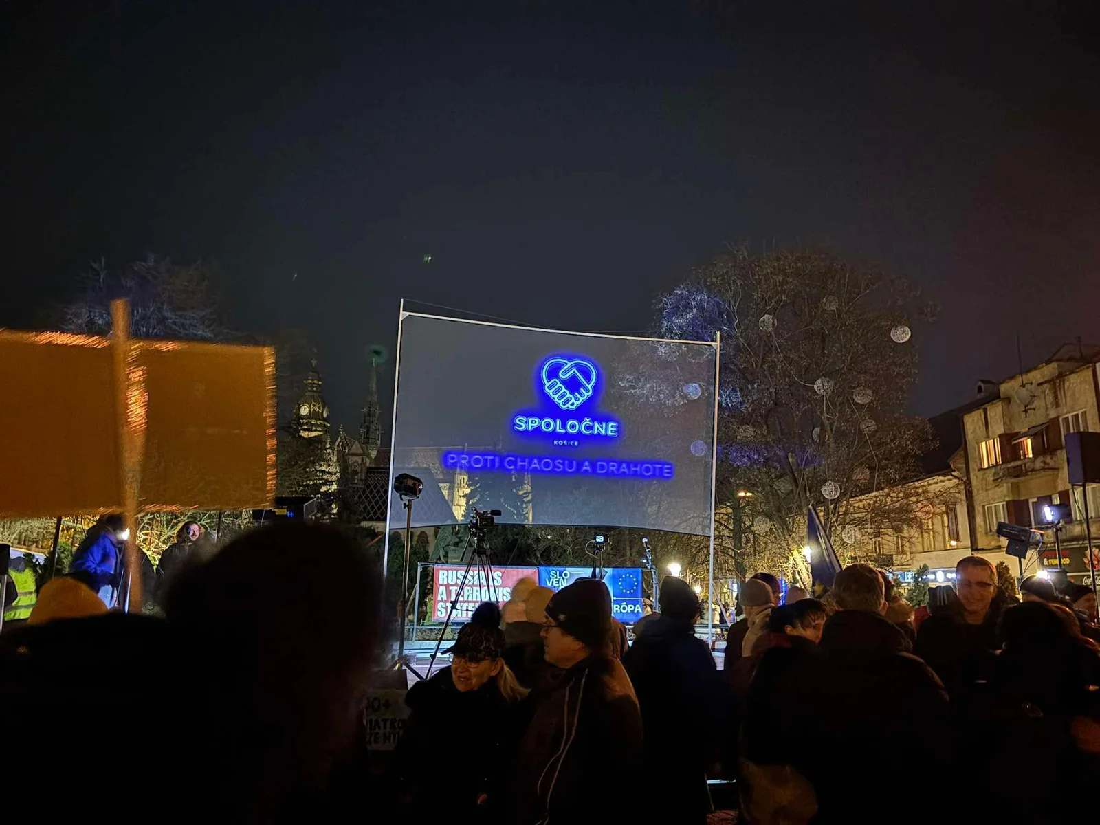 Live projekcia - protesty 2025
